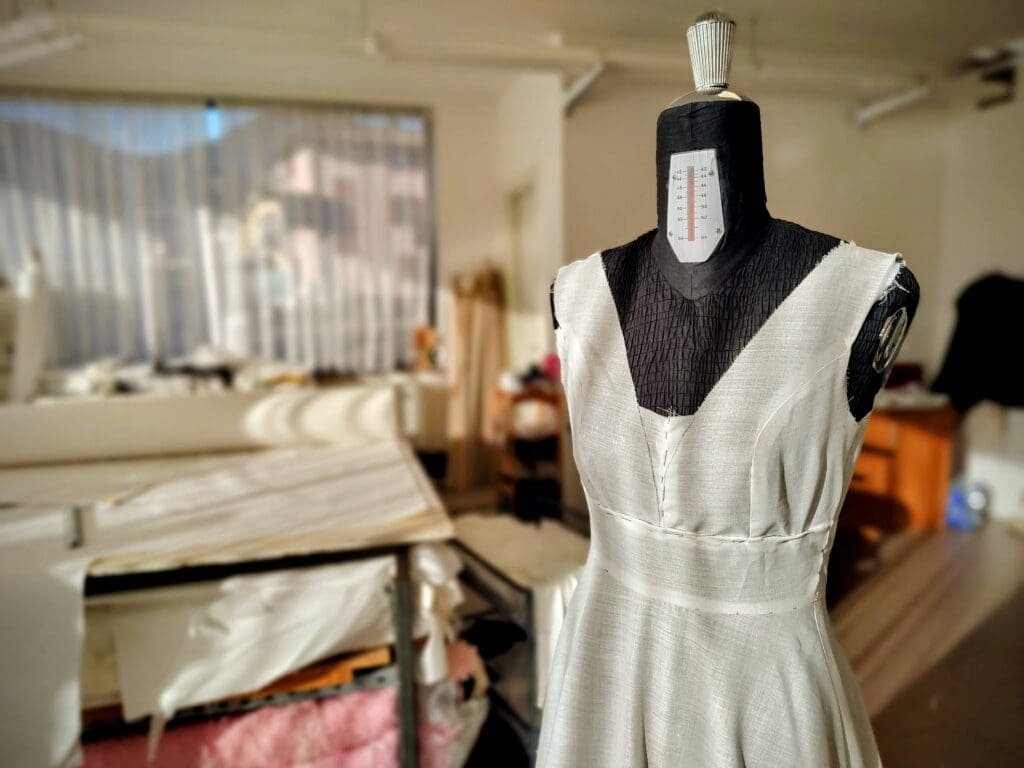 La tela di cotone, o "Teletta", è un materiale essenziale per la creazione di un abito da sposa su misura. Si tratta di un prototipo che permette alla sposa di vedere il proprio abito prima della realizzazione finale, di apportare modifiche al design e di personalizzare ogni dettaglio